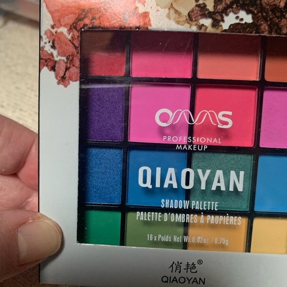 16 Shades Eyeshadow Pallet - Picture 2 of 3